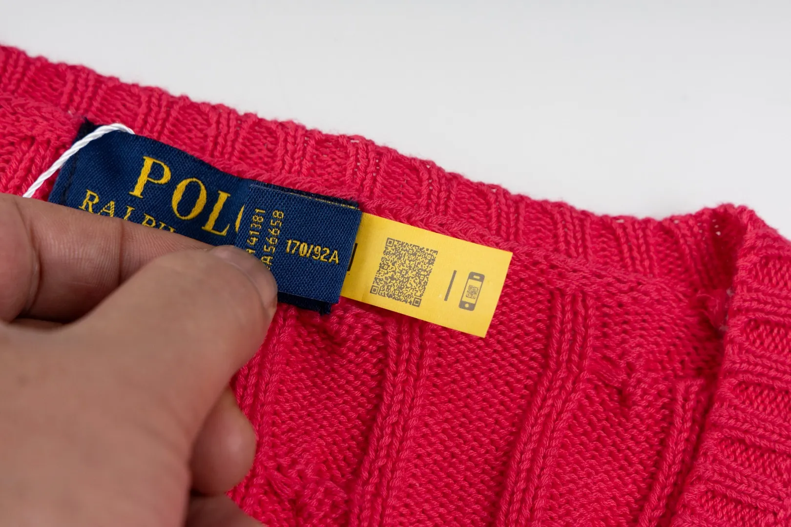 P210 #R90 RALPH LAUREN Thirteen colors of Ralph Lauren classic small label embroidery V-neck pullover cable cardigan sweater women's top, high-density LOGO embroidery on the chest, original customization of tag accessories. Made of pure cotton yarn, pure cotton is skin-friendly and comfortable, small label war horse embroidered twist button V-neck sweater🐎High quality, follow the blogger to learn how to wear it! Let’s buy a Ralph Lauren cable sweater. It’s a super hard-to-find series after it became popular. It’s hard to find one on the official website. It’s simple and practical to wear, with a lazy and loose feel. The thickened fabric has more texture, feels soft and delicate, and has a loose fit. Whether worn alone or layered, you can wear different styles of fashion with just one piece!   Size： Sleeve length: 60/61/62/63
